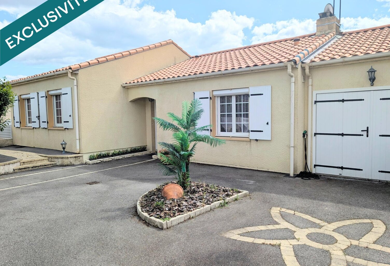 Maison plain-pied, piscine, garage et salle cinéma — photo 1