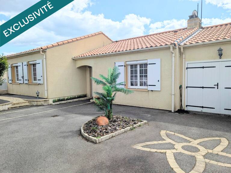 Maison plain-pied, piscine, garage et salle cinéma — photo 1