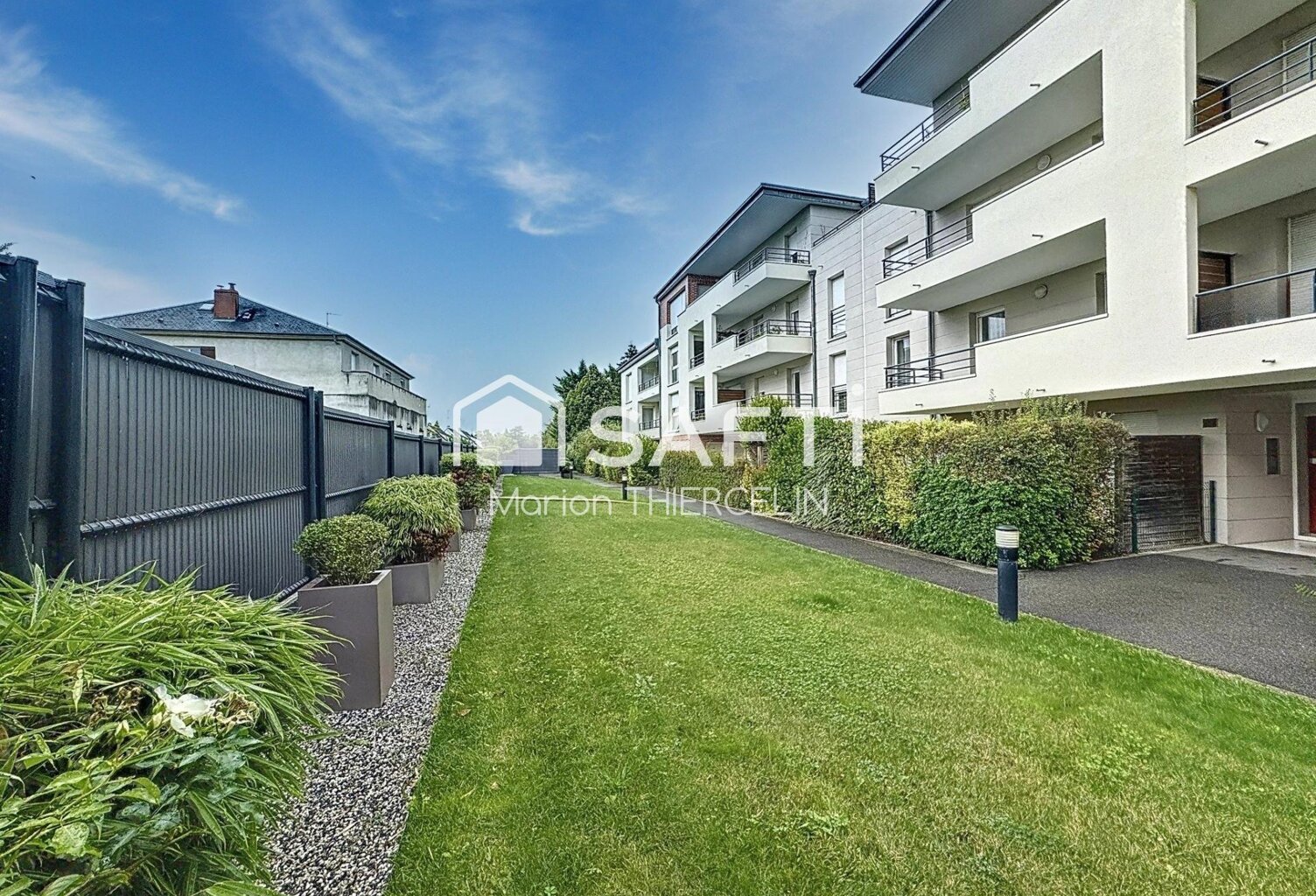 Charmant appartement en rez-de-jardin de 3 pièces avec 2 places de stationnement privatifs — photo 1