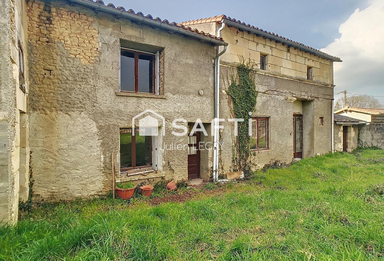 MAISON A RENOVER AVEC BEAU POTENTIEL, GARAGE ET JARDIN — photo 1