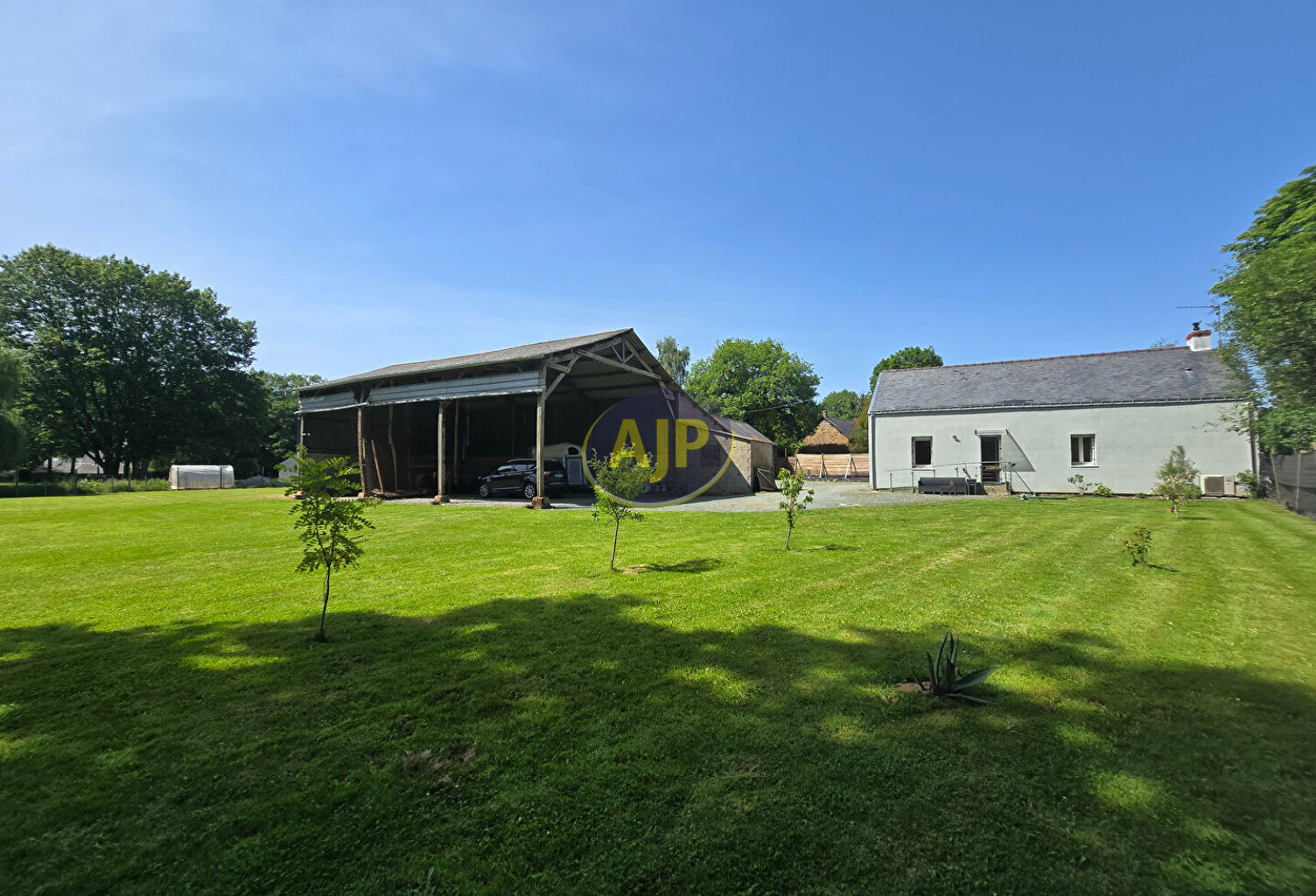 Guemene Penfao - maison et 280 m² dépendances - 3210 m² T — photo 1