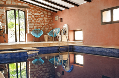 Maison de caractère en pierre   rénovée avec goût   piscine intérieure chauffée — photo du bien