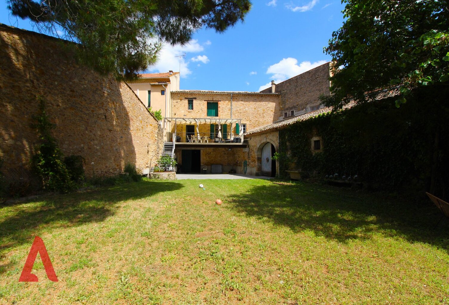 Maison vigneronne d'exception de 8 pièces avec immense potentiel, terrasse ensoleillée, jardin, garages et caves viticoles  Gabian  340 000  — photo 1