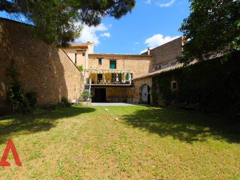 Maison vigneronne d'exception de 8 pièces avec immense potentiel, terrasse ensoleillée, jardin, garages et caves viticoles  Gabian  340 000  — photo 1