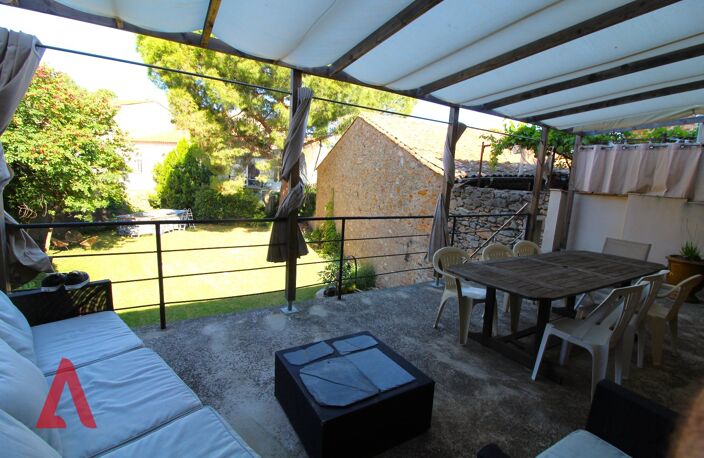 Maison vigneronne d'exception de 8 pièces avec immense potentiel, terrasse ensoleillée, jardin, garages et caves viticoles  Gabian  340 000  — photo 2
