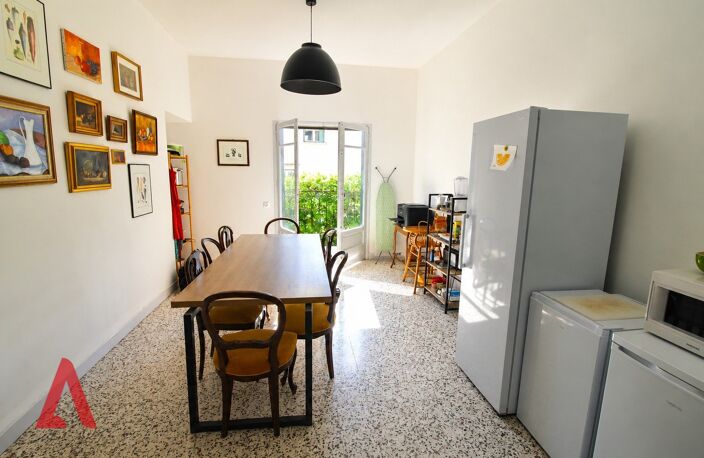 Maison vigneronne d'exception de 8 pièces avec immense potentiel, terrasse ensoleillée, jardin, garages et caves viticoles  Gabian  340 000  — photo 3