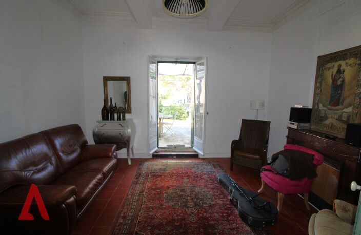 Maison vigneronne d'exception de 8 pièces avec immense potentiel, terrasse ensoleillée, jardin, garages et caves viticoles  Gabian  340 000  — photo 4