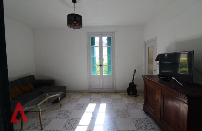 Maison vigneronne d'exception de 8 pièces avec immense potentiel, terrasse ensoleillée, jardin, garages et caves viticoles  Gabian  340 000  — photo 5