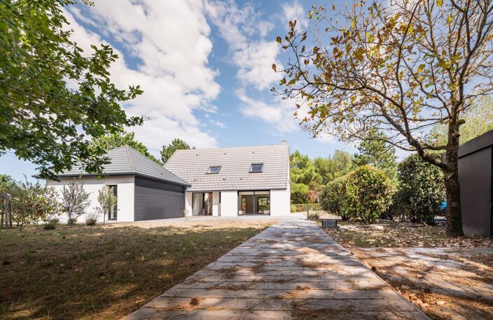 villa familiale avec beaux volumes et grand terrain arboré — photo 3