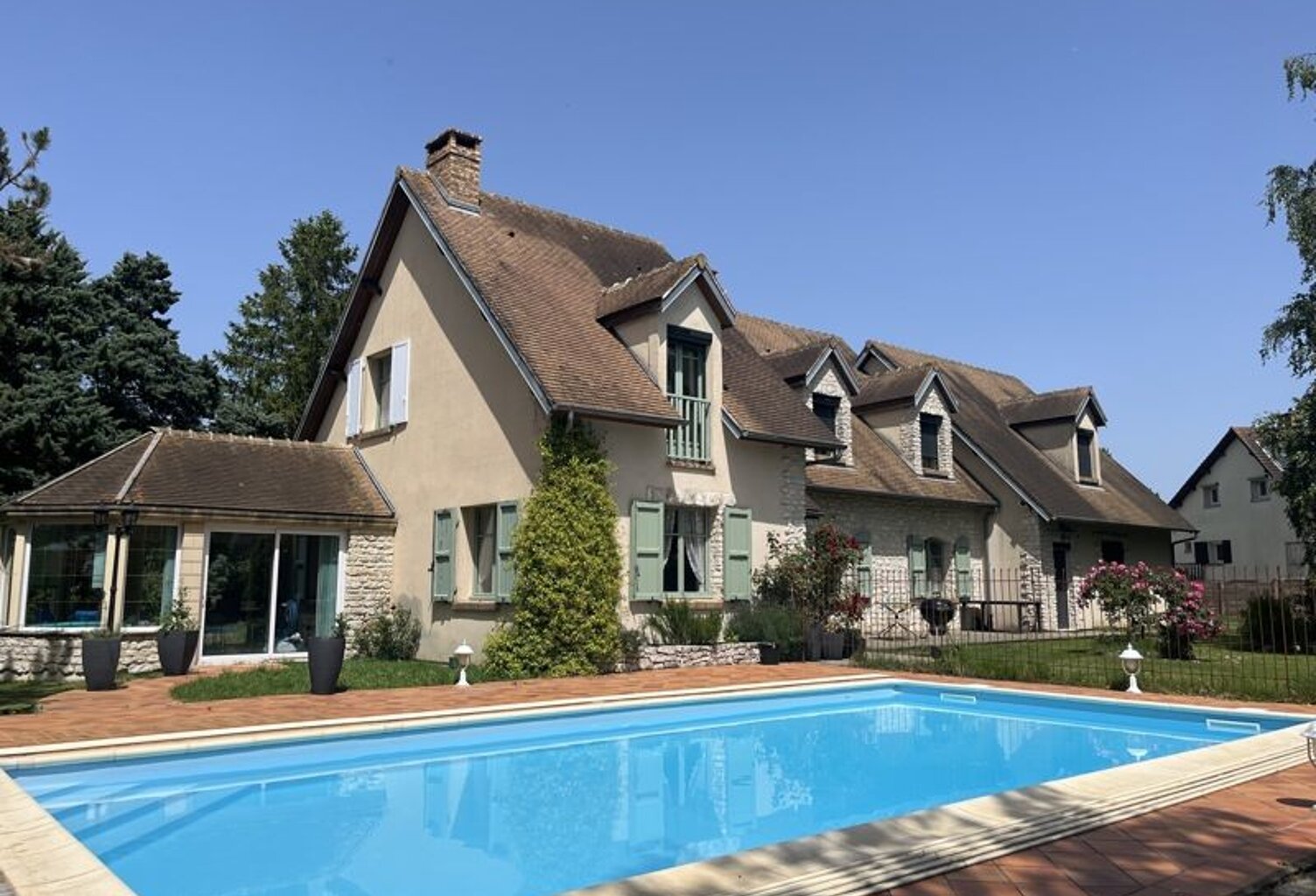 Maison en pierre de 9 pièces principales — photo 1