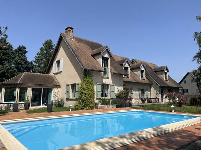 Maison en pierre de 9 pièces principales — photo du bien