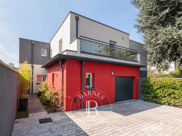 Tassin-La-Demi-Lune - Maison d'environ 134 m² - 5 chambres - Piscine - Garage - Places de stationnement — photo du bien