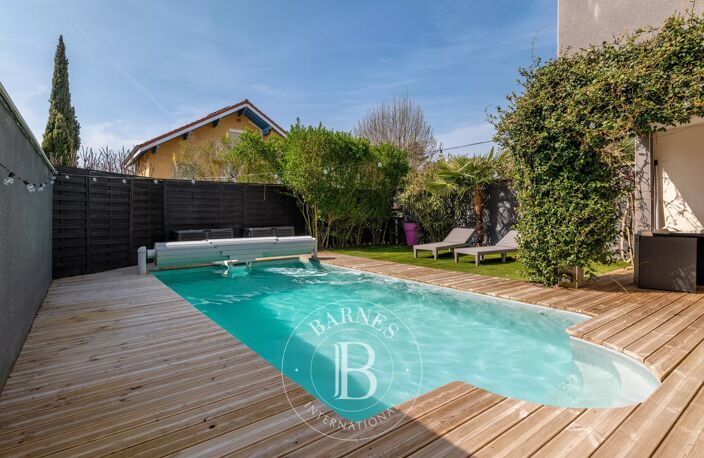 Tassin-La-Demi-Lune - Maison d'environ 134 m² - 5 chambres - Piscine - Garage - Places de stationnement — photo 3