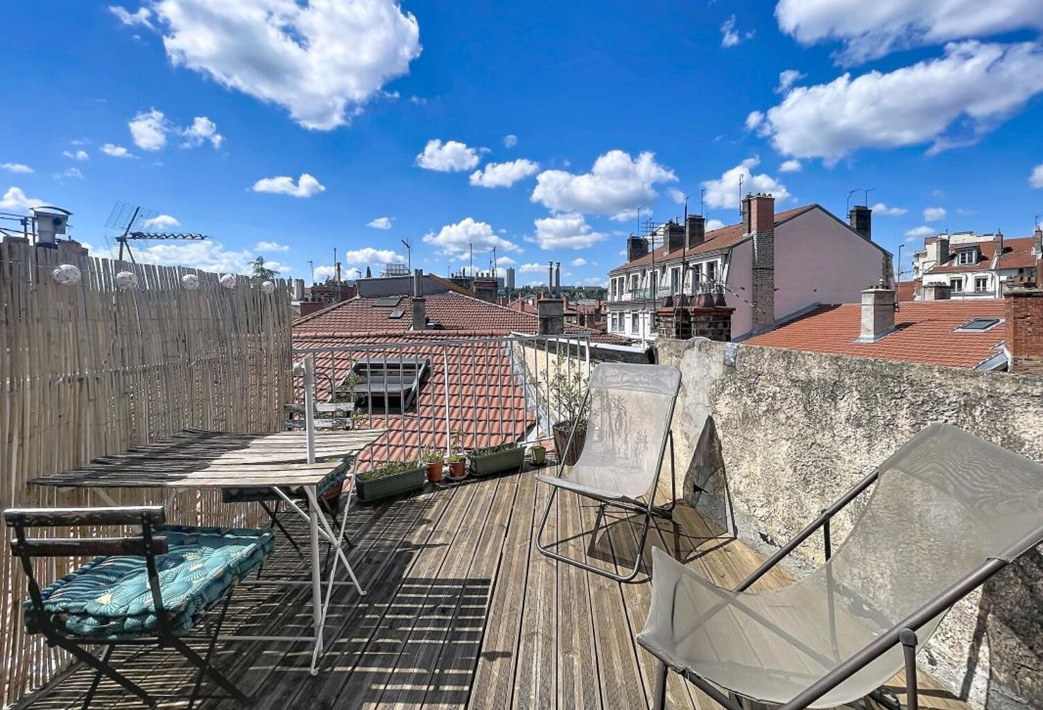 LYON 9 – VALMY | T3 ATYPIQUE EN DERNIER ÉTAGE AVEC TERRASSE — photo 1