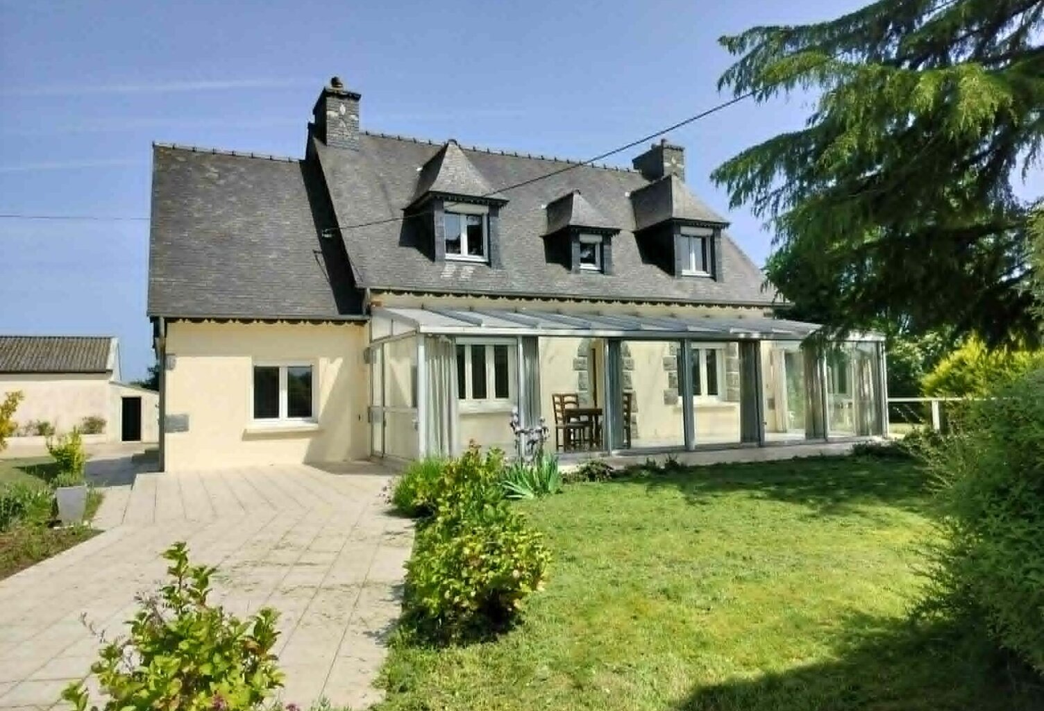 Propriété néo-bretonne avec véranda, hangar et fort potentiel idéalement situé — photo 1