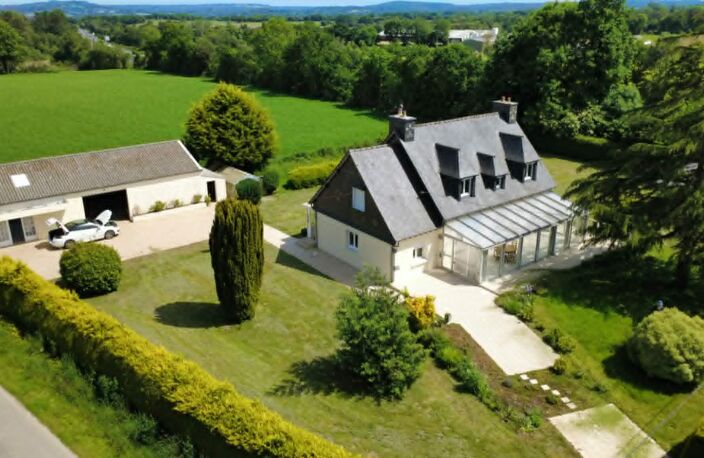 Propriété néo-bretonne avec véranda, hangar et fort potentiel idéalement situé — photo 2