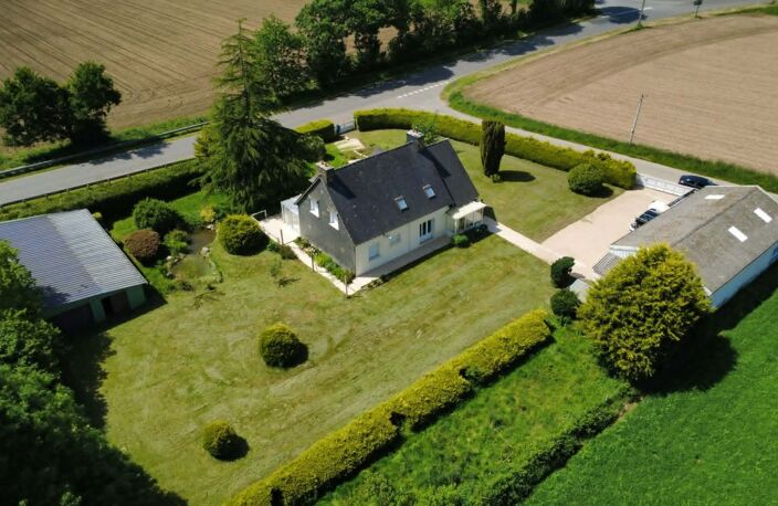 Propriété néo-bretonne avec véranda, hangar et fort potentiel idéalement situé — photo 3