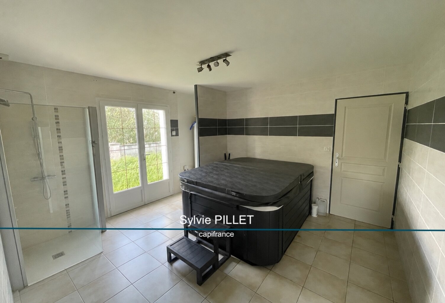 Maison à vendre 11 pièces SAINT MICHEL EN L'HERM (85) — photo 1