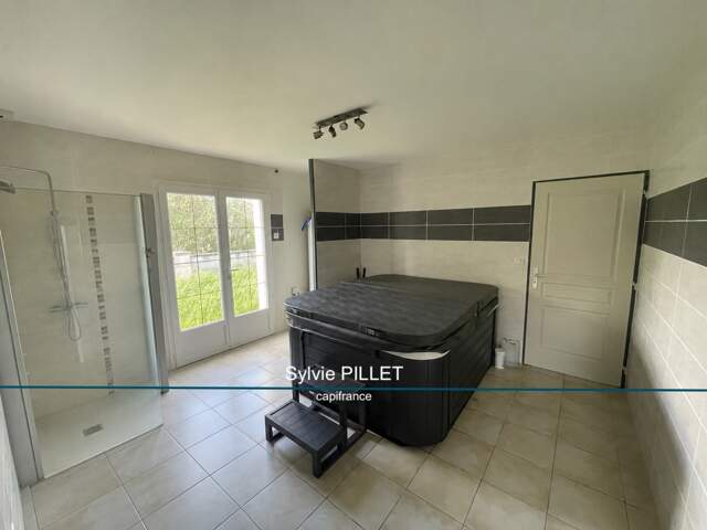 Maison à vendre 11 pièces SAINT MICHEL EN L'HERM (85) — photo du bien