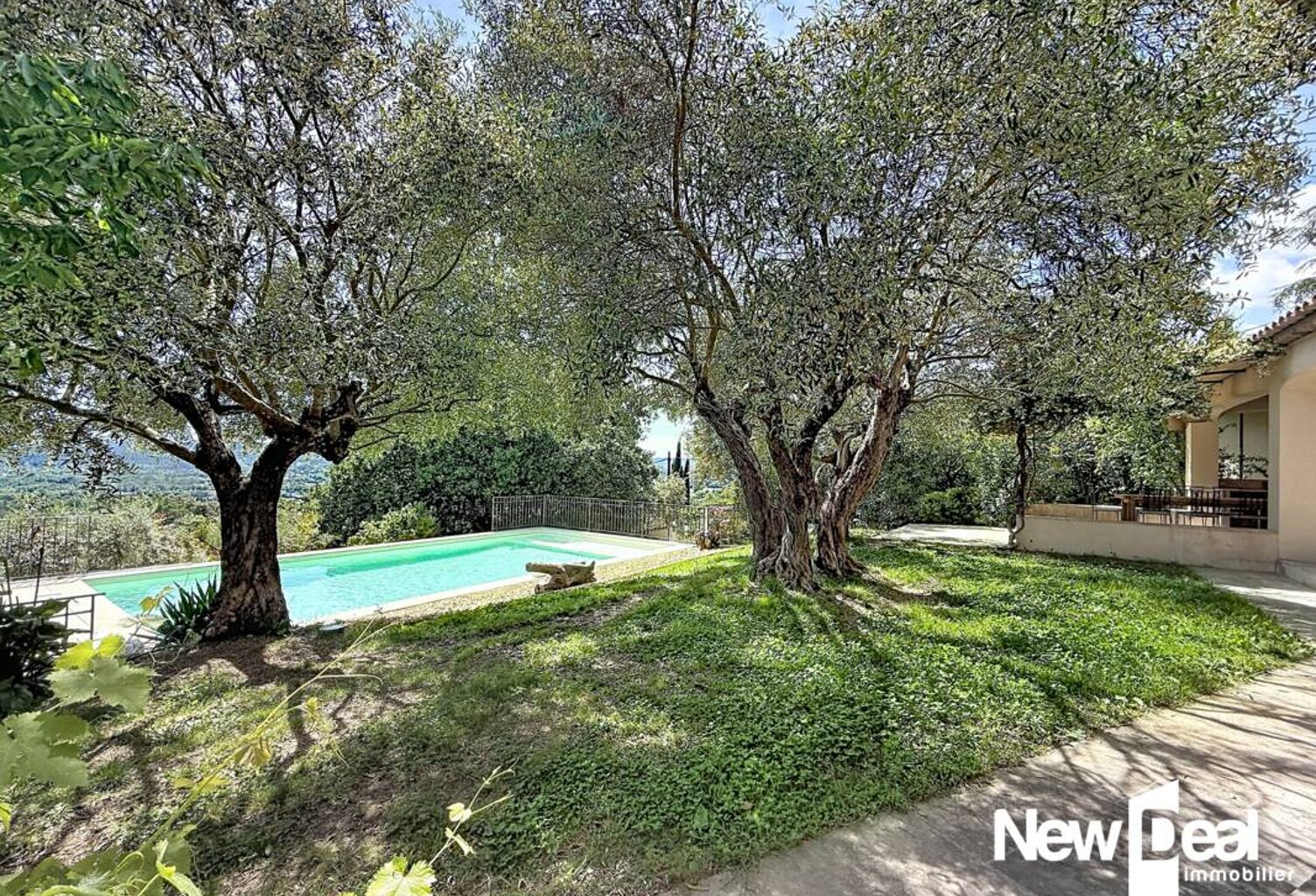 MONTAUROUX Vue imprenable pour cette villa contemporaine  d’environ 225 m² — photo 1