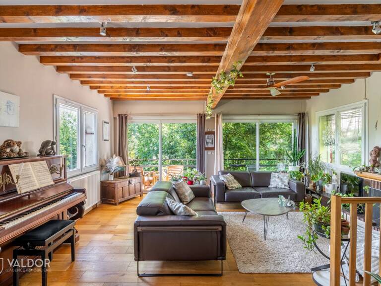 Dardilly – Chalet familial de 7 pièces avec piscine et jardin paysager — photo 1