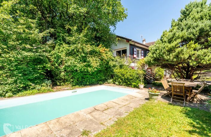 Dardilly – Chalet familial de 7 pièces avec piscine et jardin paysager — photo 2