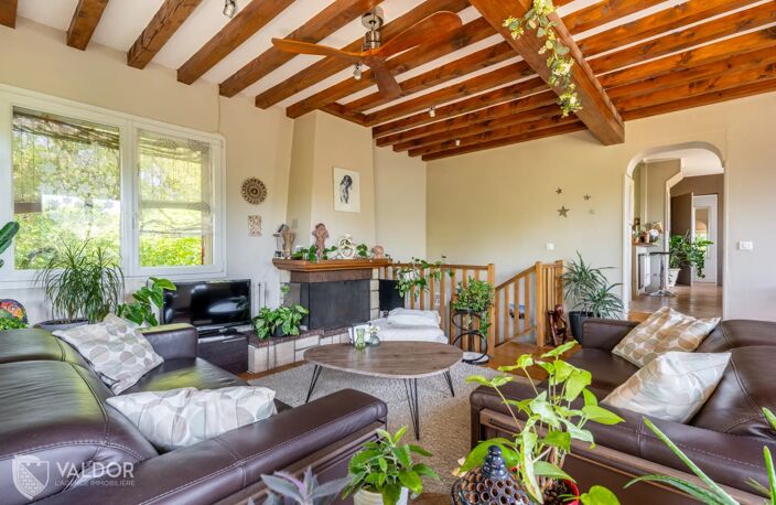 Dardilly – Chalet familial de 7 pièces avec piscine et jardin paysager — photo 3