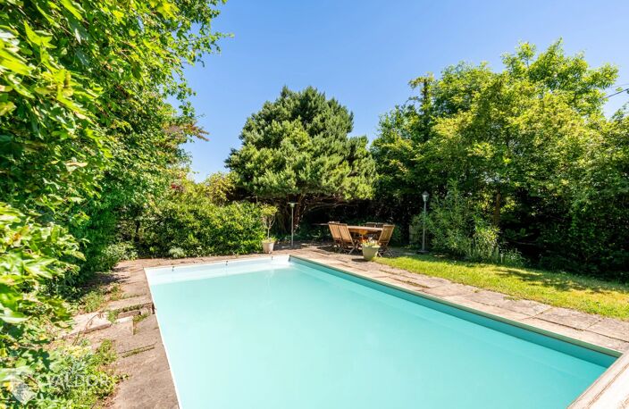 Dardilly – Chalet familial de 7 pièces avec piscine et jardin paysager — photo 5