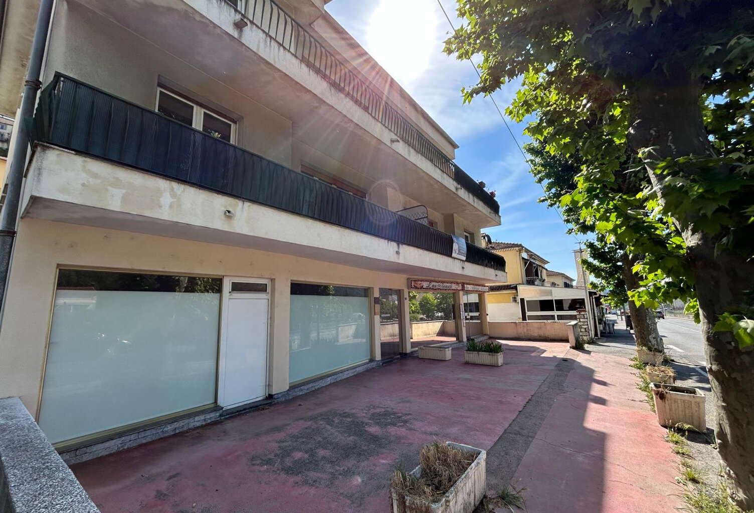 À vendre   Local commercial de 30 m2 avec terrasse   Contes — photo 1