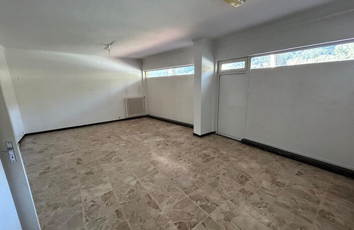 À vendre   Local commercial de 30 m2 avec terrasse   Contes — photo 3