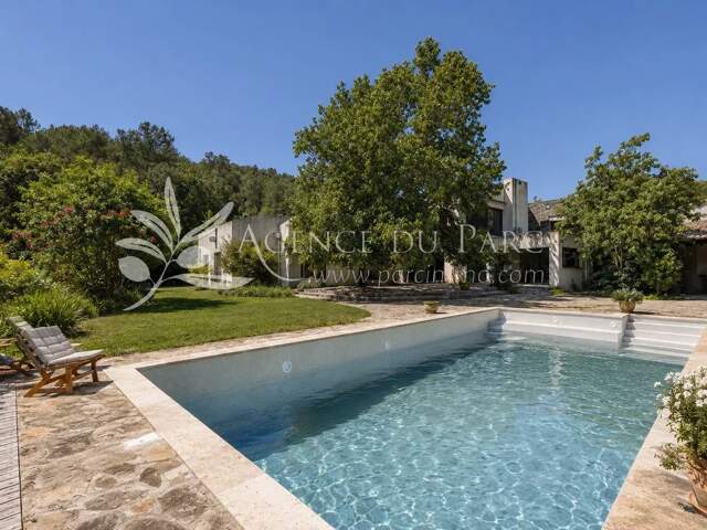 Propriété unique! 500 m2 de bâti 7500 m2 de terrain plat — photo du bien