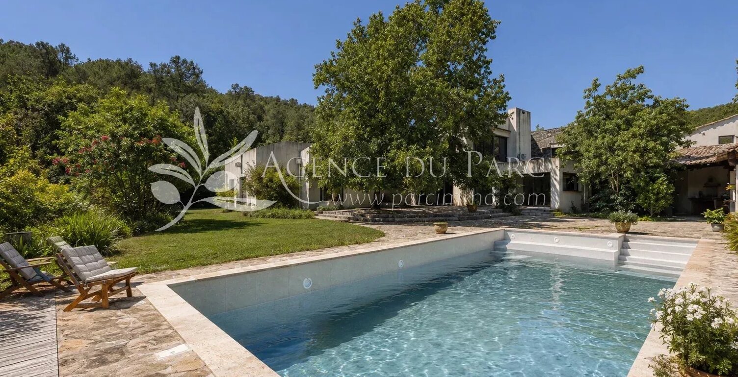 Propriété unique! 500 m2 de bâti 7500 m2 de terrain plat — photo 1