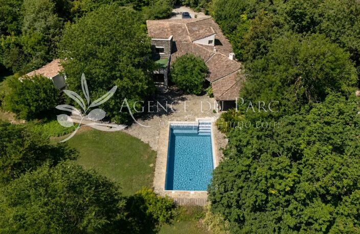 Propriété unique! 500 m2 de bâti 7500 m2 de terrain plat — photo 2