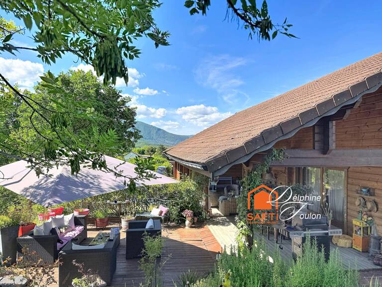 Maison en madriers de bois massif avec piscine — photo 1