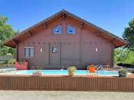Maison en madriers de bois massif avec piscine — photo 3