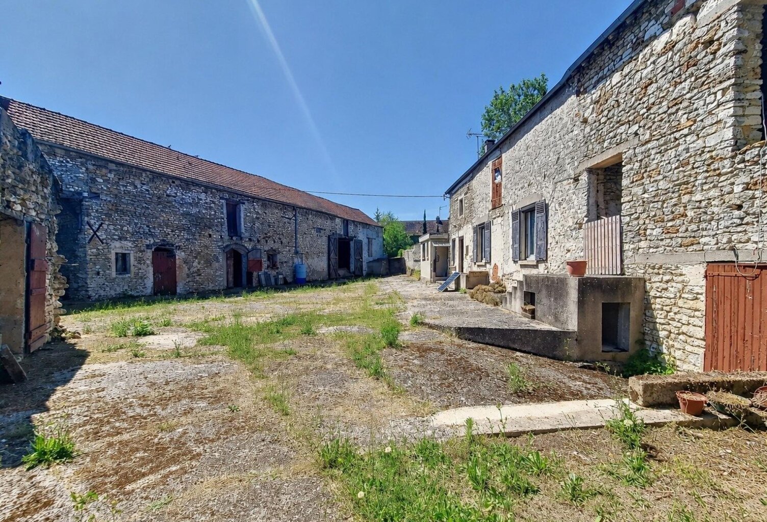 Corps de ferme de 400m2 , 10 pièces,parcelle de 930m2 — photo 1