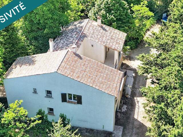 Maison/Immeuble avec des appartements et jardin — photo du bien