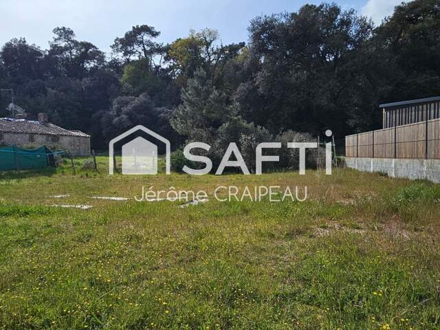 Emplacement privilégié pour cette parcelle constructible de 555 m2. — photo du bien