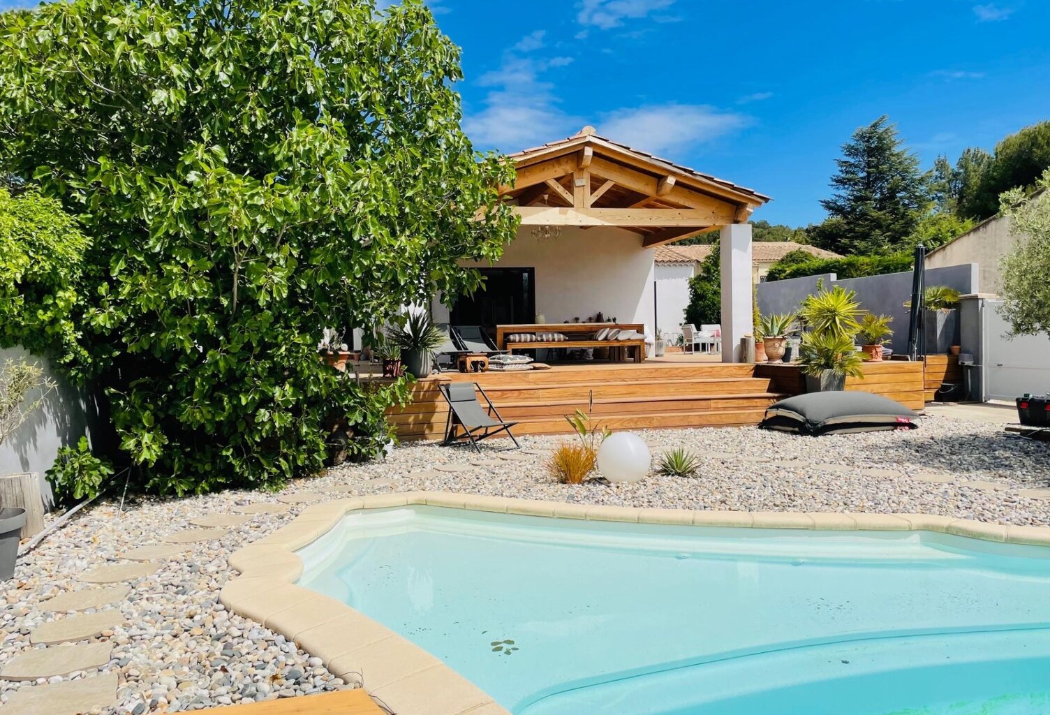 Propriété de caractère plain-pied avec piscine — photo 1