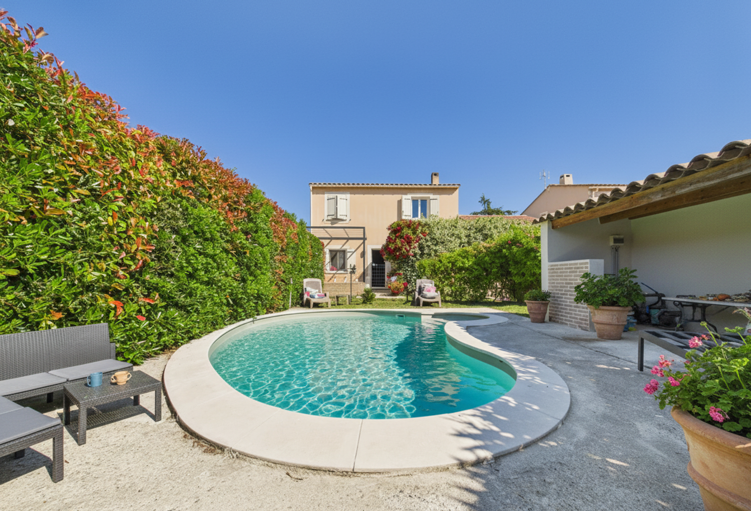 Maison de 112 m2 sur une parcelle de 378 m2  avec piscine. — photo 1