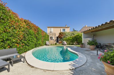 Maison de 112 m2 sur une parcelle de 378 m2  avec piscine. — photo du bien