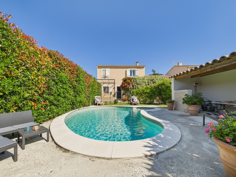 Maison de 112 m2 sur une parcelle de 378 m2  avec piscine. — photo 1