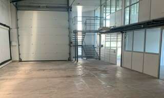 Commerce  930 m² à louer à Saint-Fons (69190)