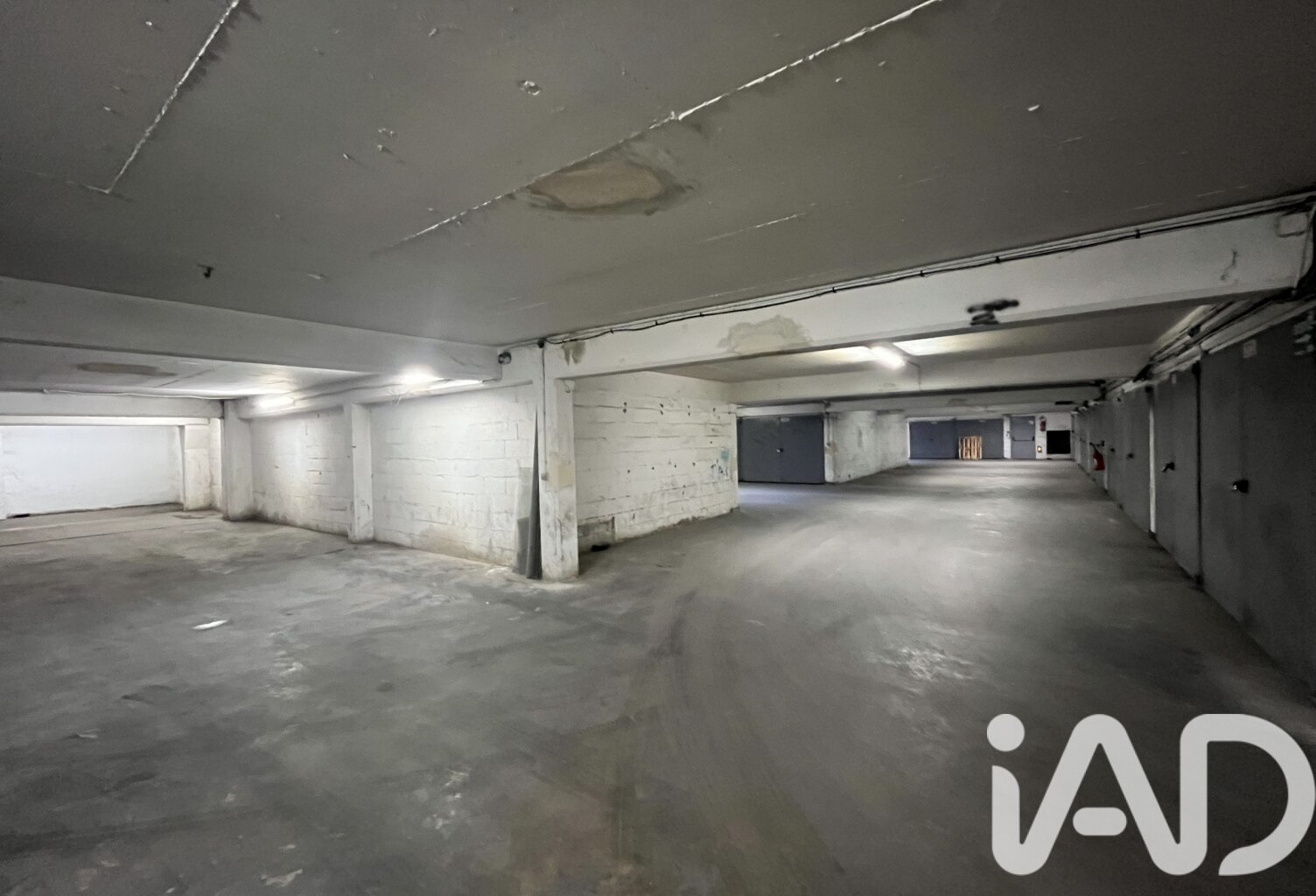 Vente Garage 150 m&sup2; — photo 1