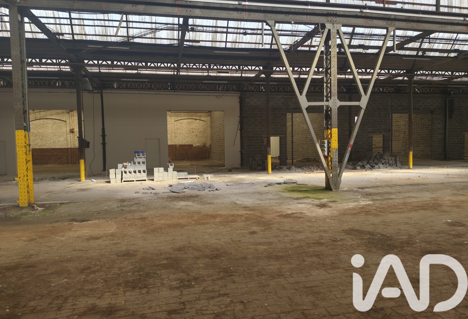 Vente Garage 112 m&sup2; — photo 1