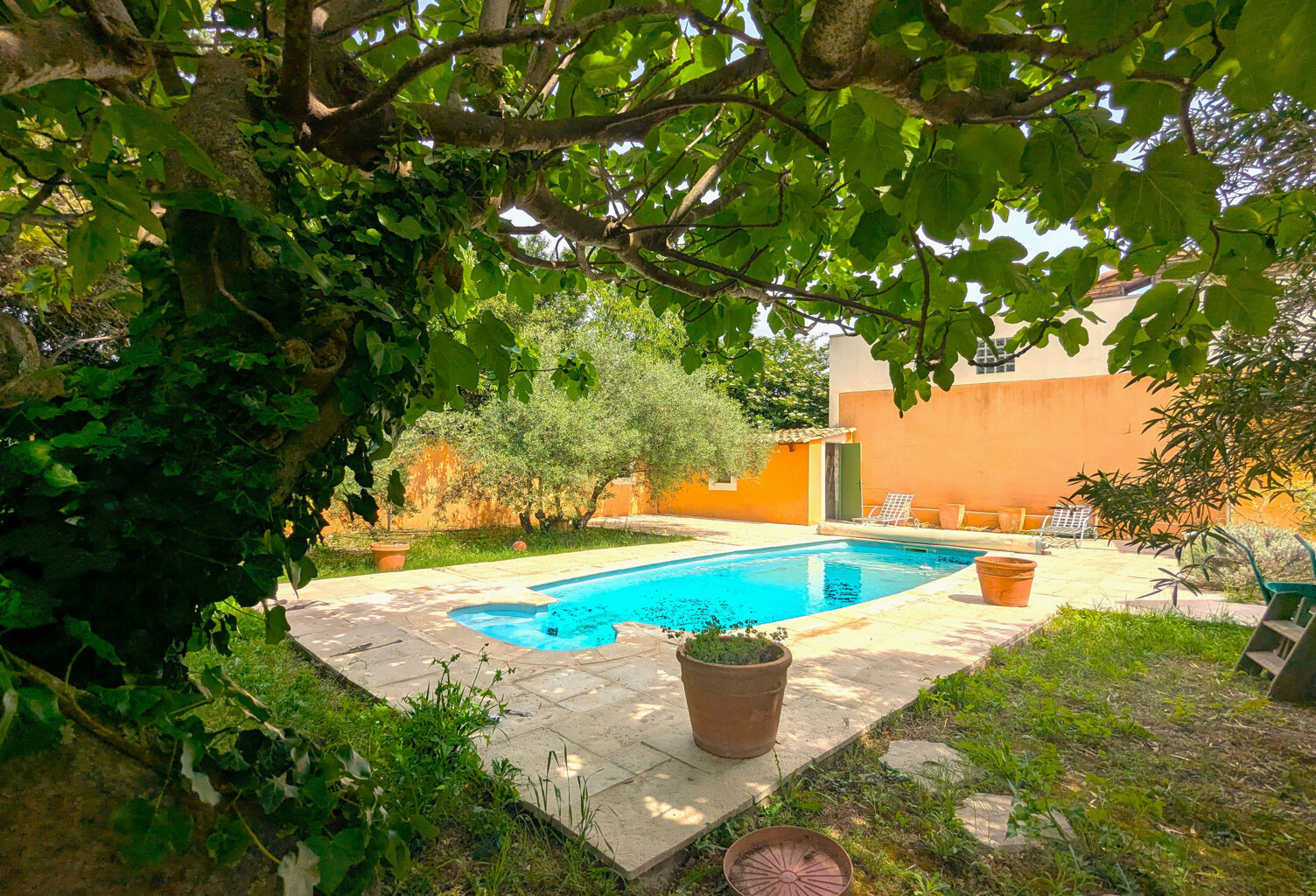 Villa sur les hauteurs avec dépendances — photo 1