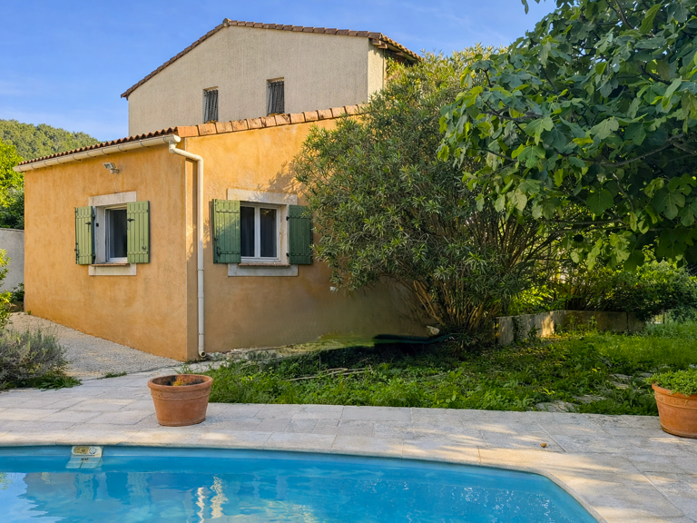 Villa sur les hauteurs avec dépendances — photo 1