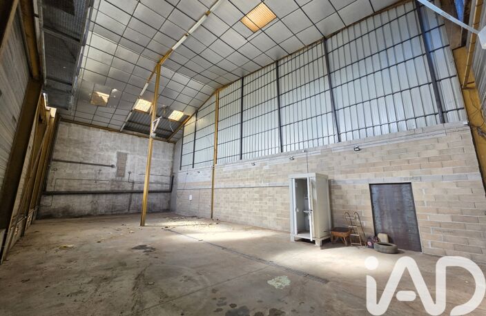 Vente Garage 211 m&sup2; — photo 2