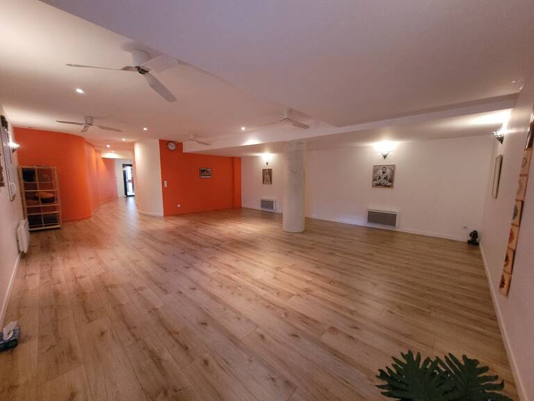 Local commercial — photo 1