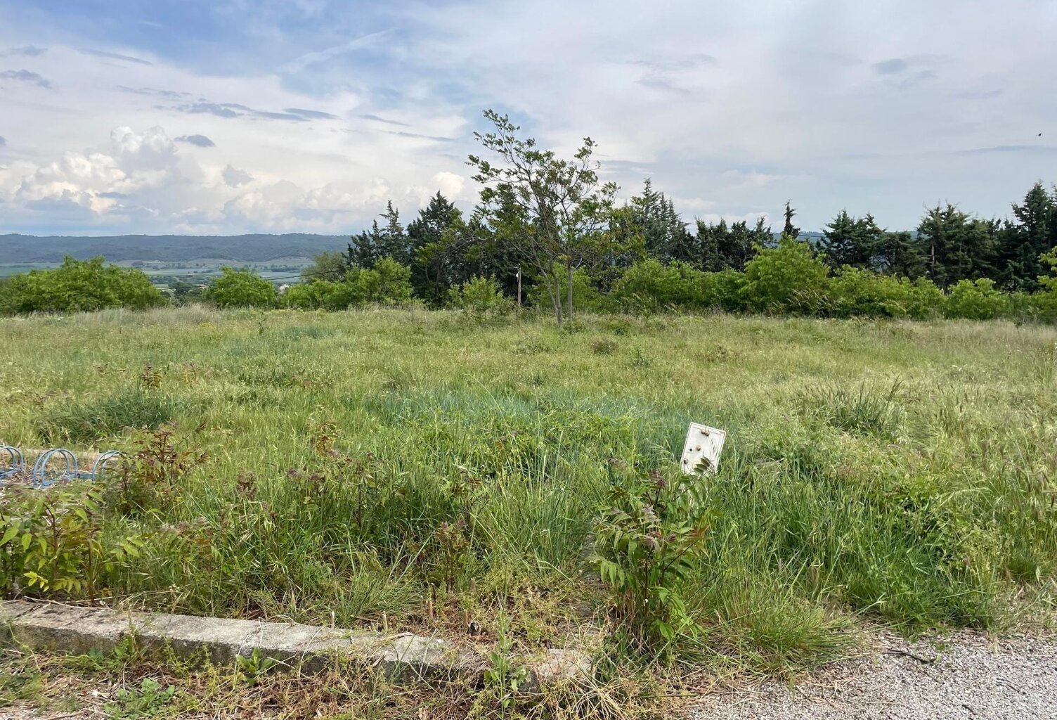 Terrain plat Est-Ouest de  m² — photo 1